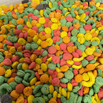 Hrană colorată pentru porumbei, granule nutritive în diverse forme și culori