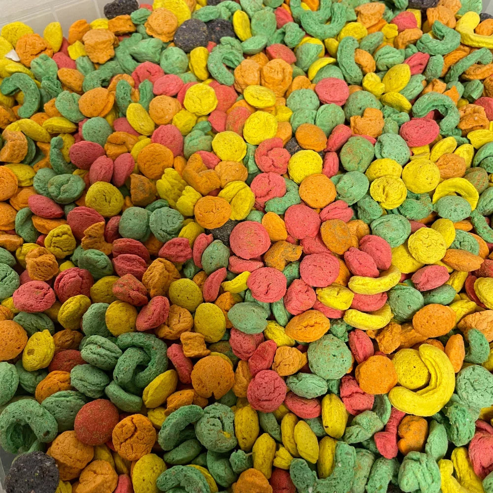 Hrană colorată pentru porumbei, granule nutritive în diverse forme și culori
