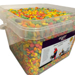 Snack colorat pentru papagali, hrana uscată în recipient transparent, ideal pentru păsări exotice