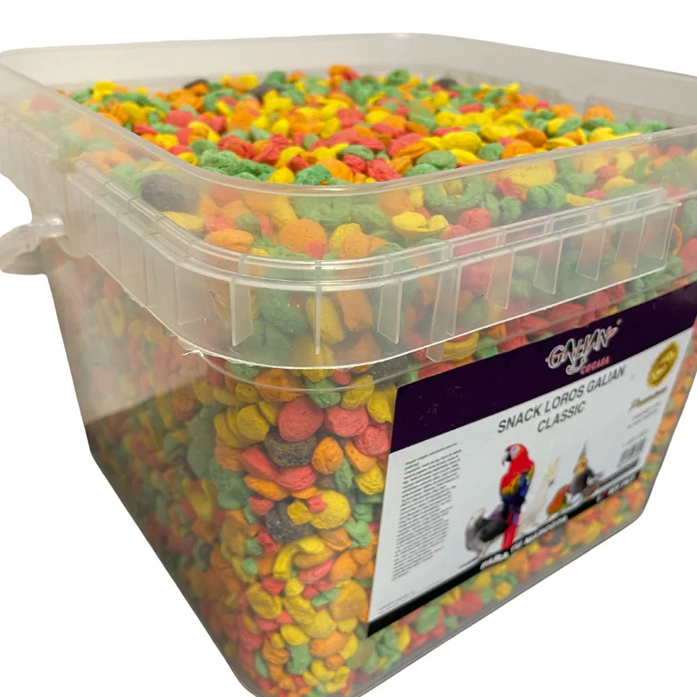 Snack colorat pentru papagali, hrana uscată în recipient transparent, ideal pentru păsări exotice